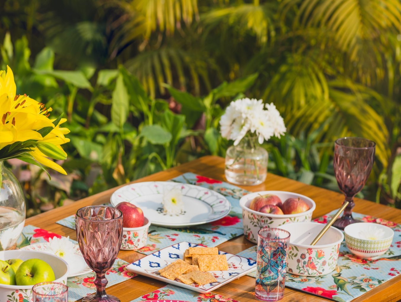 Beautiful table settings for Outdoor Dining